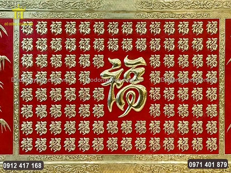 100 chữ Ph&uacute;c được chạm th&uacute;c nổi theo kiểu tiếng H&aacute;n